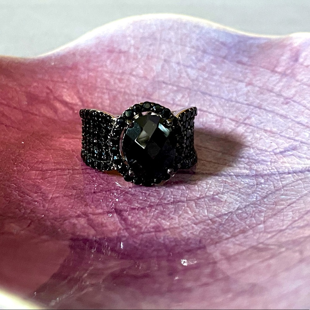 NWOT BLACK SPINEL STERLING RING